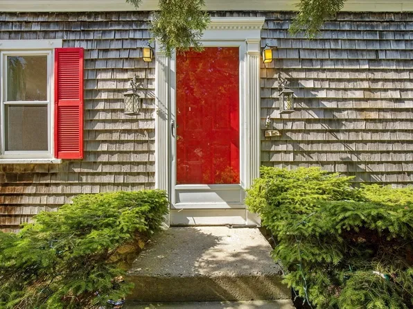 13 Hammond St, Mattapoisett, MA 02739