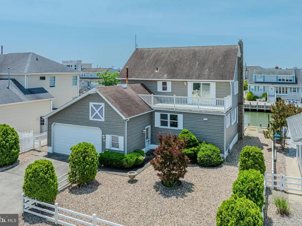 18 W Old Whaling Ln, Brant Beach, NJ 08008