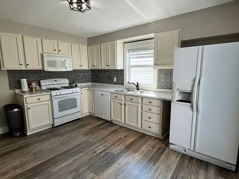 990 Vine St — Photo 12