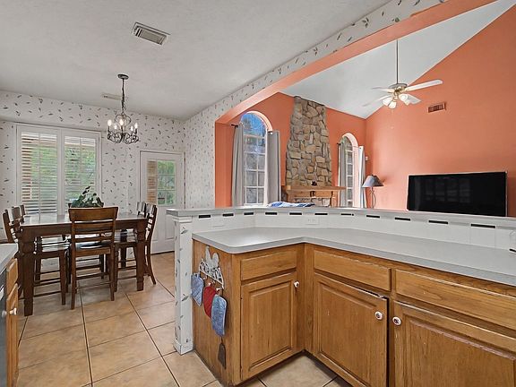 5th image of 2614 Spring Chase Dr