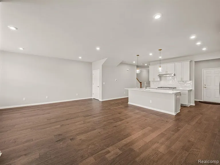 4837 Glenora Dr — Photo 11