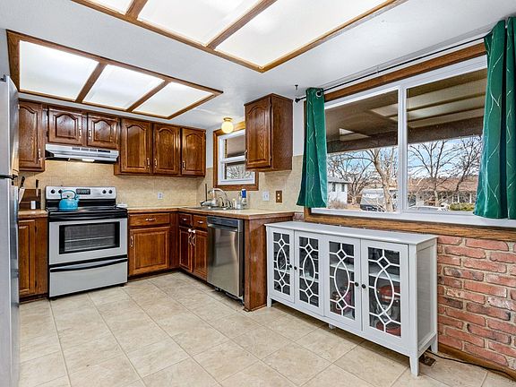 4th image of 1045 Montview Rd