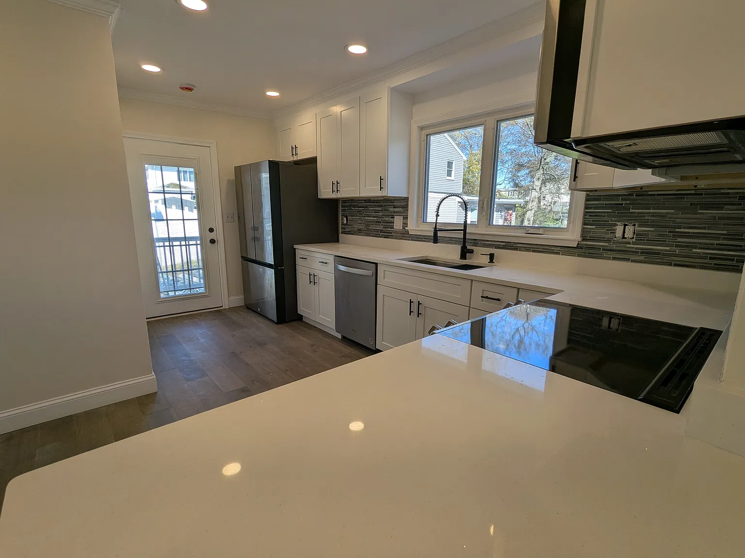 5 bed, 2.5 bath, 2050 sqft, $4,500 — Photo 2