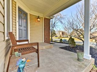 3240 Kinross Cir, Herndon, VA 20171