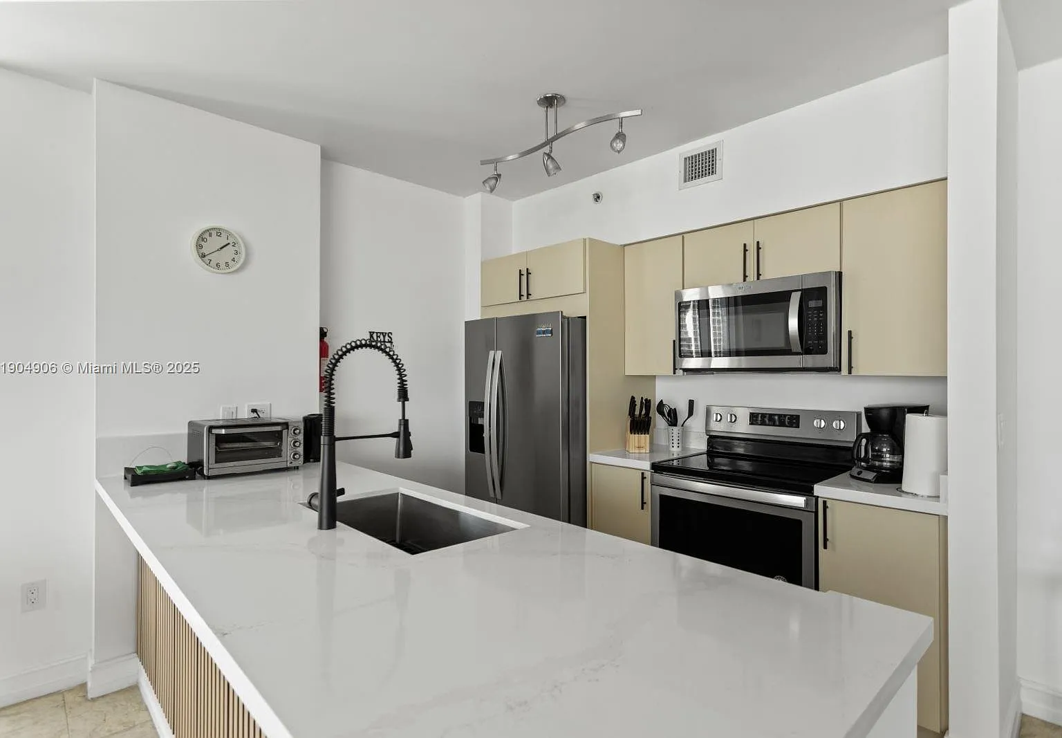 King David Of Sunny Isles — Photo 2