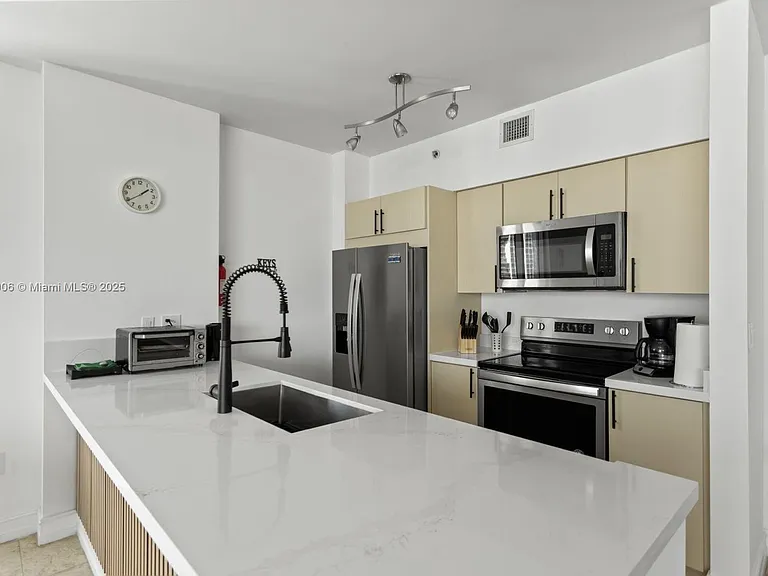 17555 Atlantic Blvd #Penthouse 7 — Photo 2