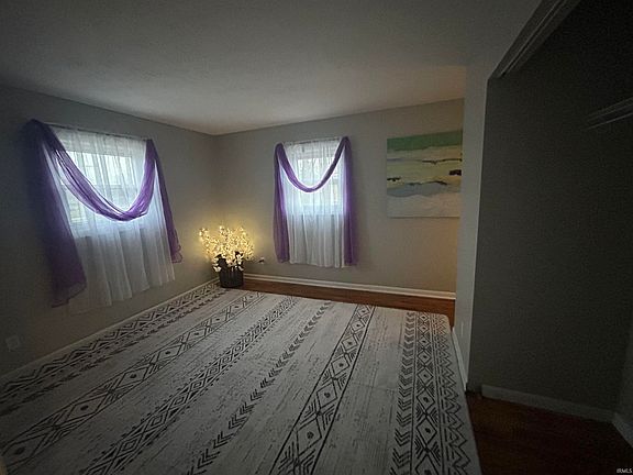 3rd image of 513 W Washington St