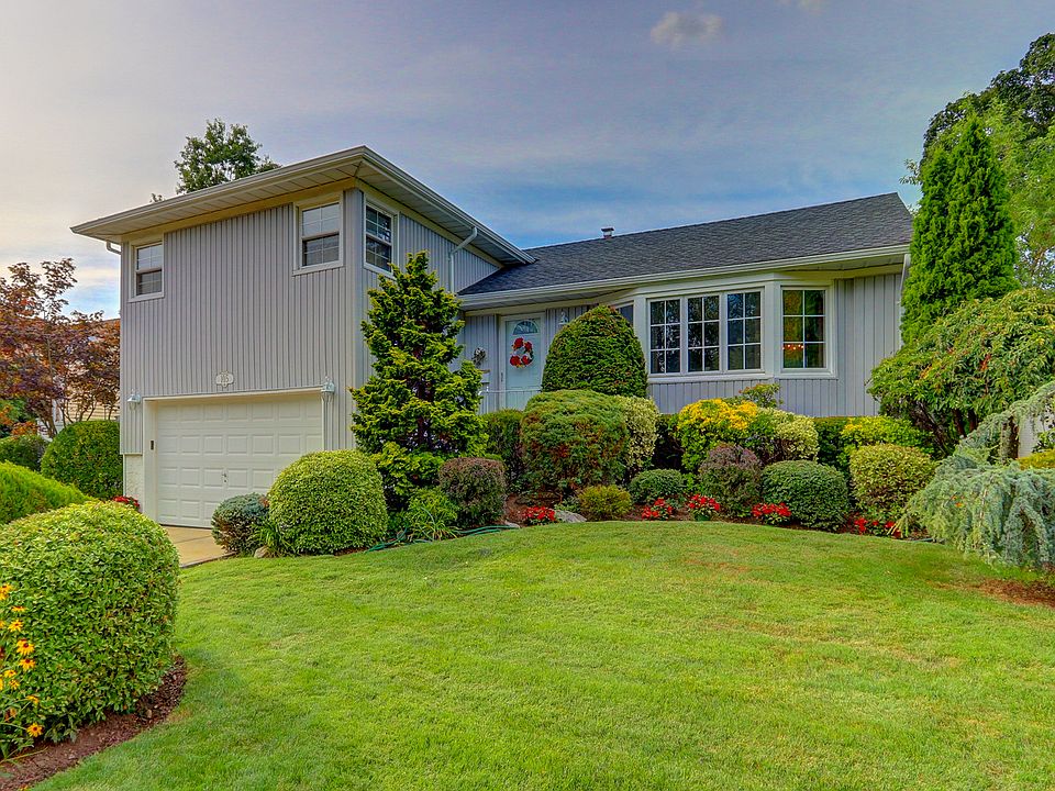 1st image of 105 Greenwood Dr