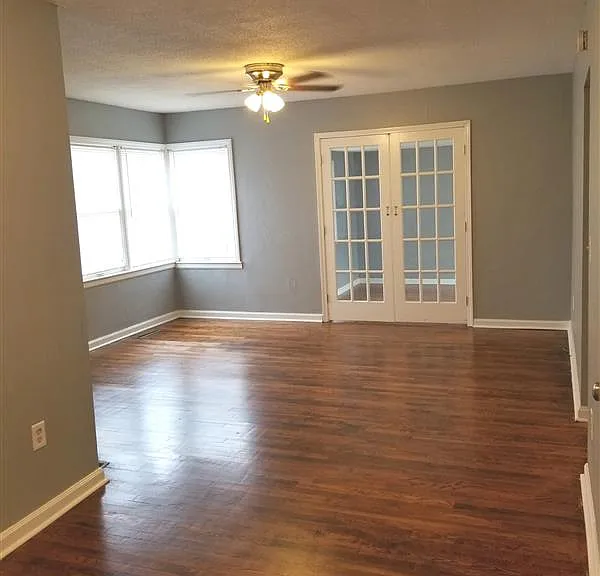 900 Vest Dr — Photo 2