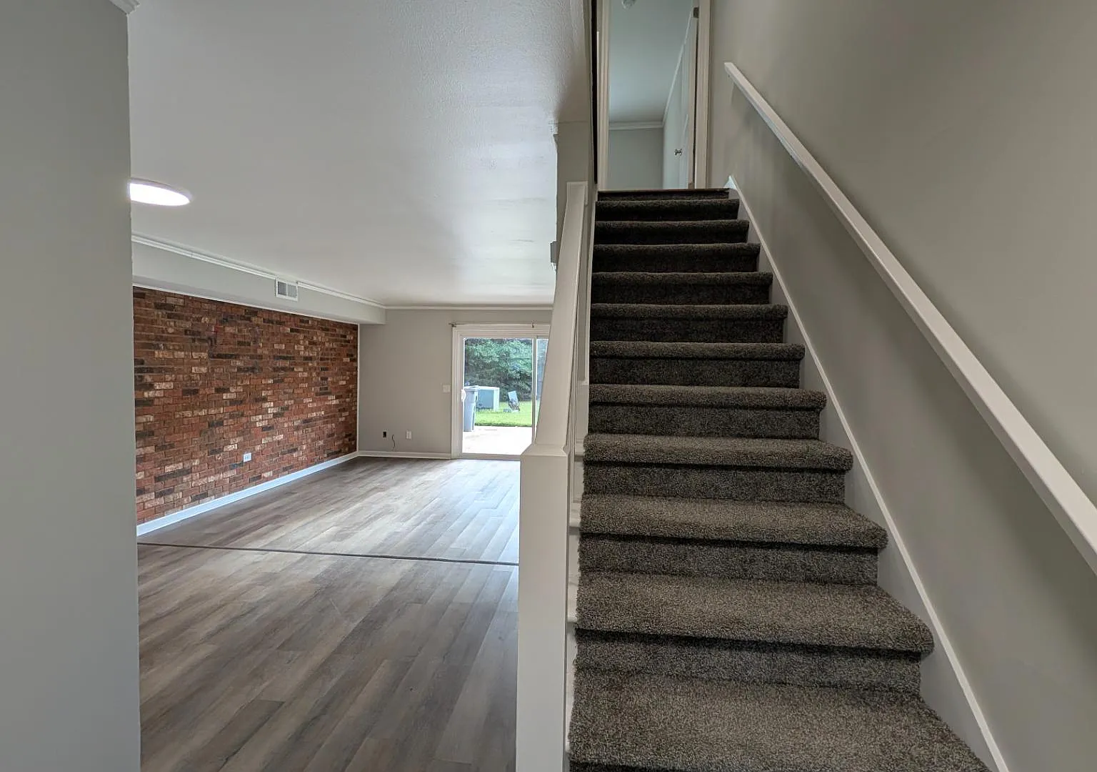 100 Lynn Cir - Unit F — Photo 3