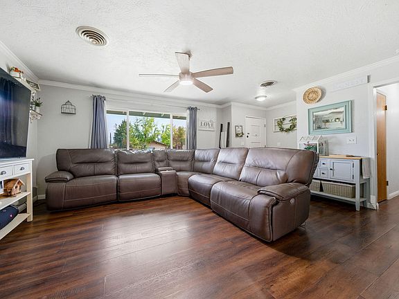 5th image of 830 Middle St