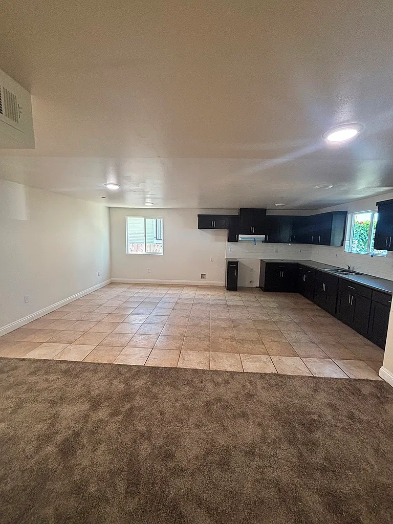 5 bed, 1819 sqft, $4,200 — Photo 2