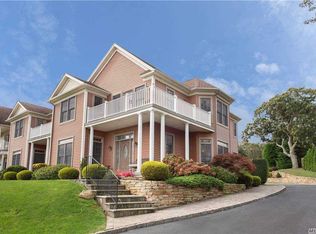 66 W Tiana Rd, Hampton Bays, NY 11946
