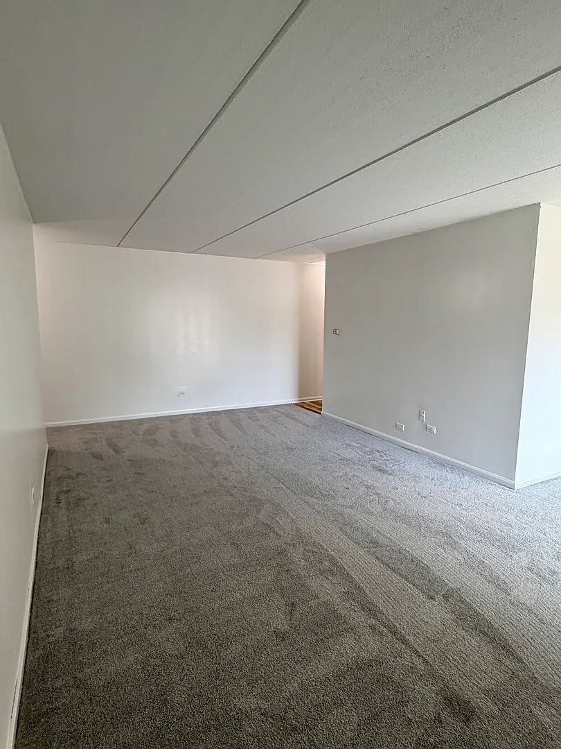 2 bed, 1000 sqft, $1,700 — Photo 2
