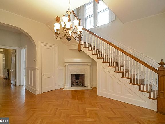 4th image of 400 Hanover St