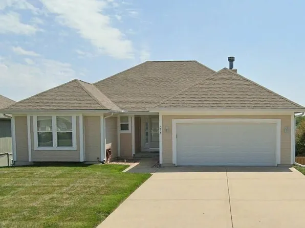 215 Essex Dr, Smithville, MO 64089