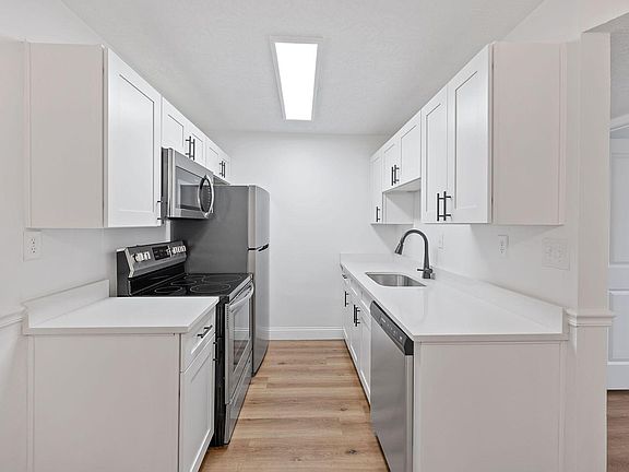 2nd image of 721 Meadow Wood Dr Unit 10