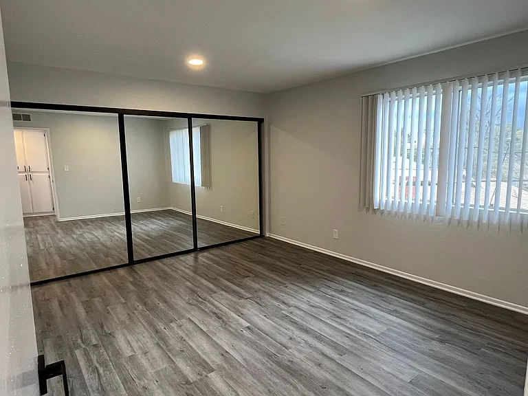 6651 Haskell Ave — Photo 12