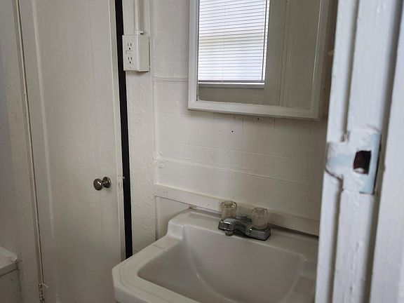 5th image of 909 S 17th St #B