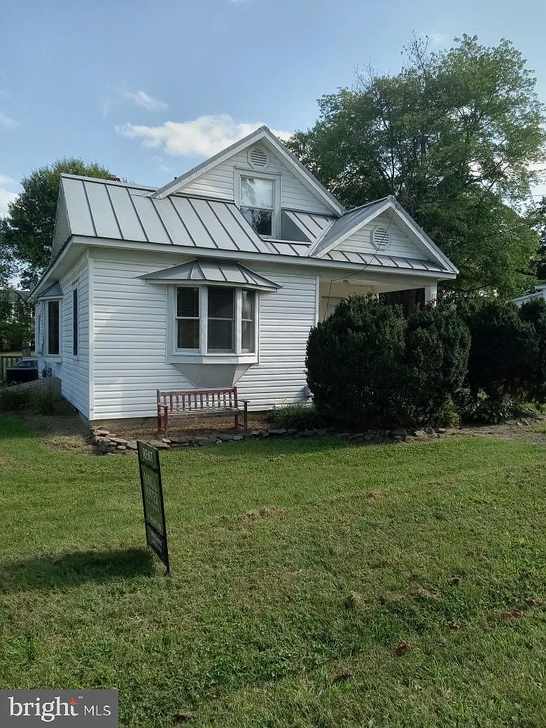 4 bed, 2.0 bath, 1822 sqft, $2,000 — Photo 2