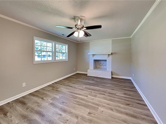 2nd image of 1037 Elwood St