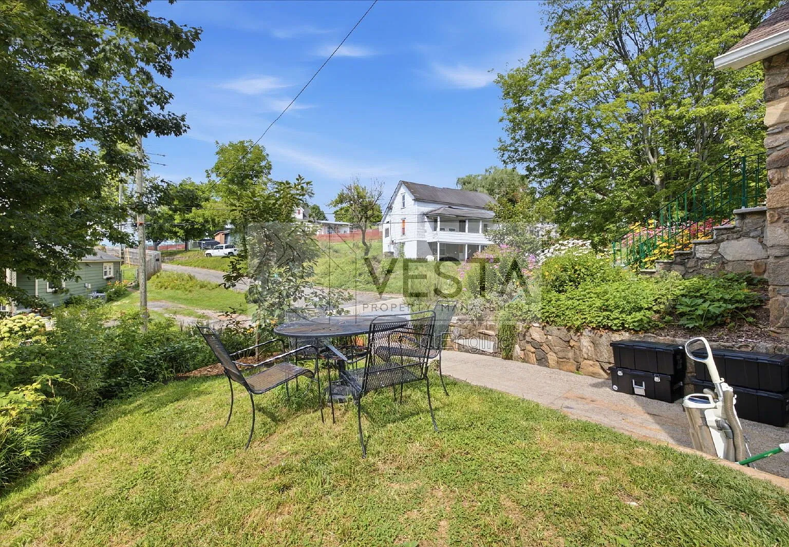2 bed, 1.0 bath, 950 sqft, $1,350 — Photo 2