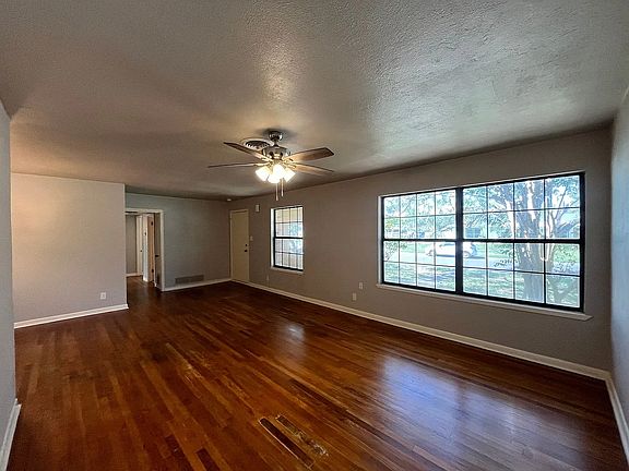 3rd image of 637 Pennington Dr