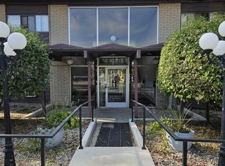 995 N Cass Lake Rd APT 221, Waterford, MI 48328