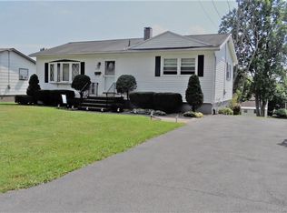 1302 Woodbury Dr, Utica, NY 13502