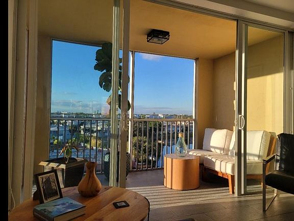 5th image of 1750 NE 191st St APT 623