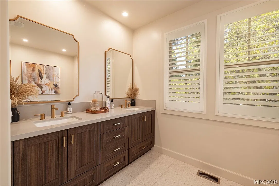 4 bed, 3.5 bath, 2554 sqft, $4,000 — Photo 1