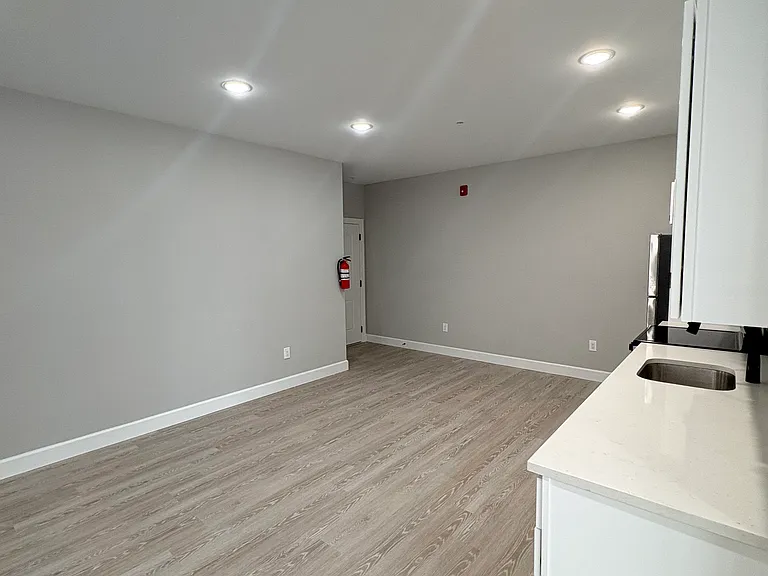168-170 Fair St #203 — Photo 4