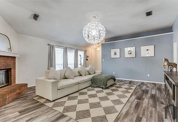 3rd image of 3956 Silver Springs Dr