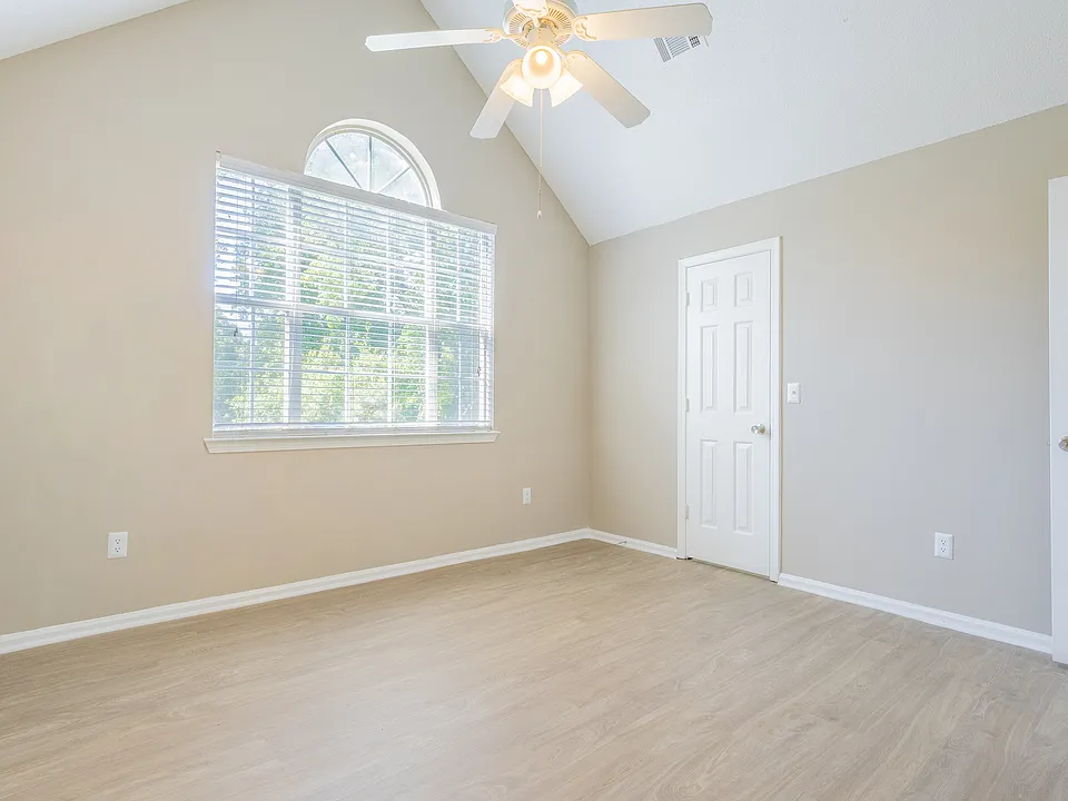 Large BR with Vaulted Ceiling