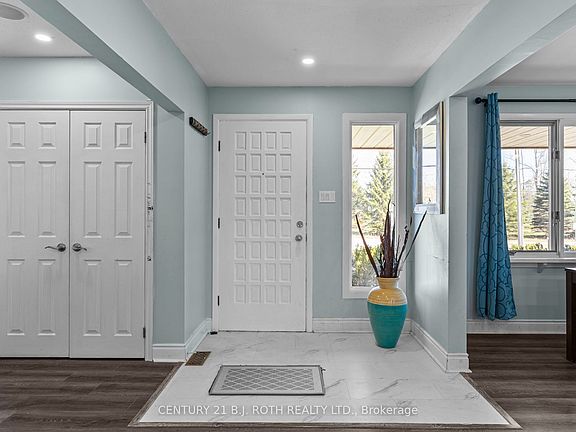 3rd image of 823 Essa Rd