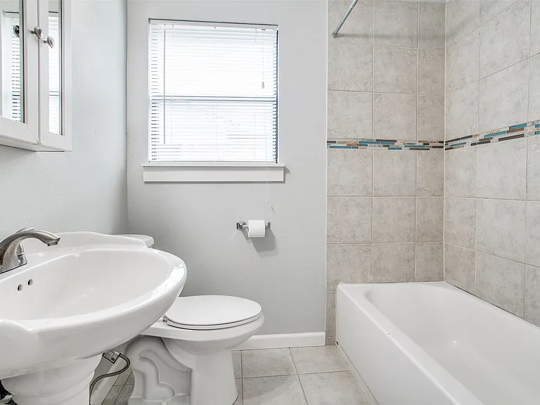 Hall bathroom that is nicely updated.