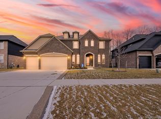 19108 Brighton Dr, Macomb, MI 48042