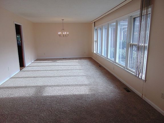 5th image of 408 Pinecroft Ln