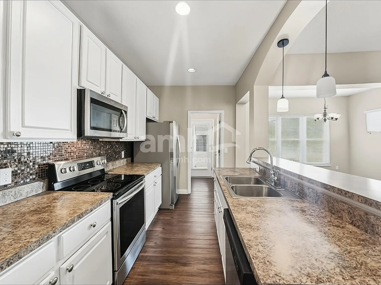 3 bed, 2.5 bath, 1900 sqft, $2,470 — Photo 4