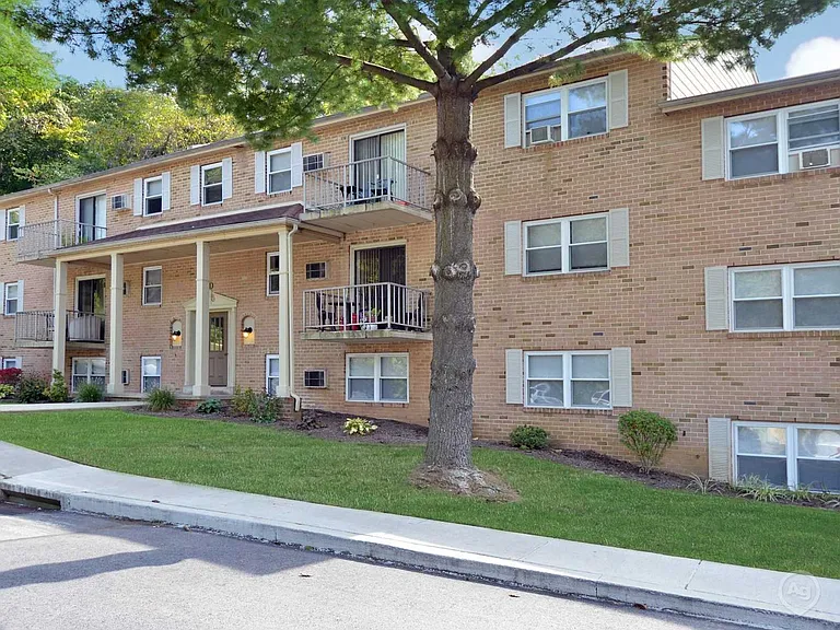 Ridgeway Court Apartments — Photo 3