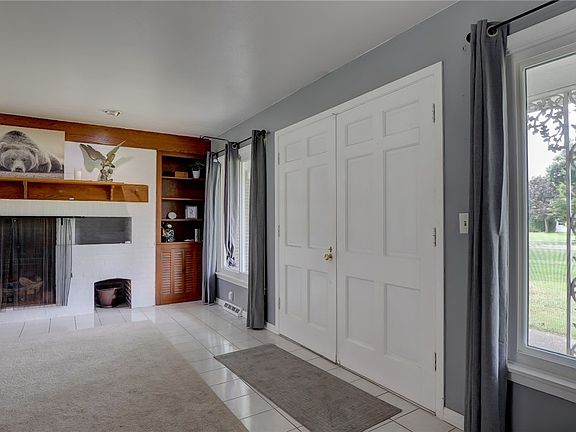 3rd image of 1602 W Melrose Ct