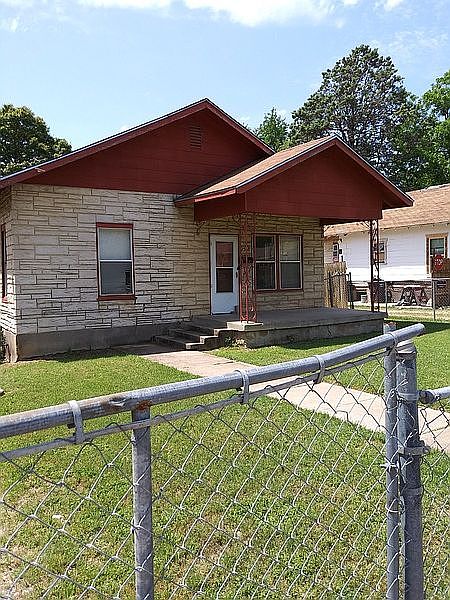 1st image of 1248 E Davis Ave