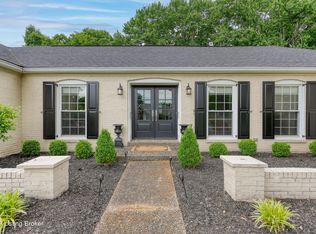 2900 Carlingford Dr, Glenview Hills, KY 40222
