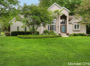 2340 Waterford Way NE, Grand Rapids, MI 49525