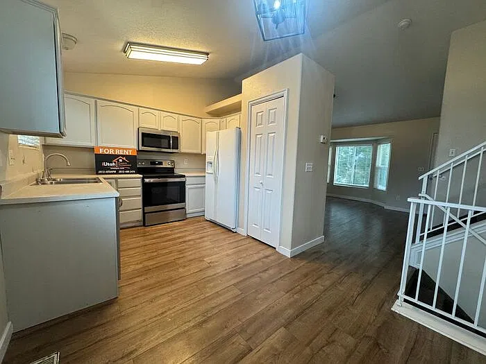 4 bed, 2.0 bath, 1653 sqft, $2,400 — Photo 4