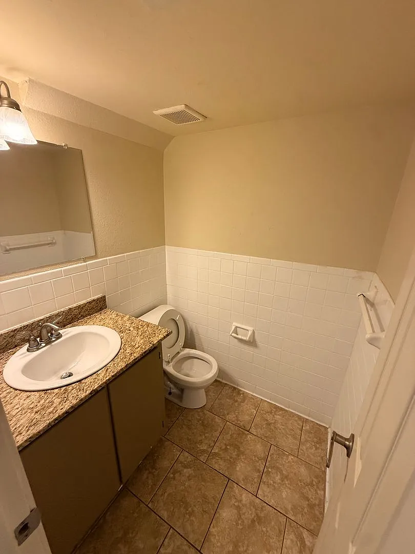 2 Bedroom 1.5 Bath Apartment Close to Campus! — Photo 3