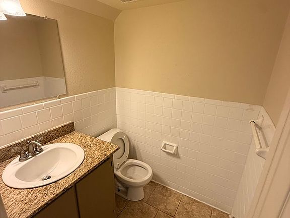 3rd image of 704 Park Ln