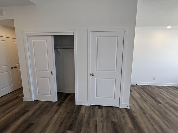 4th image of 320 Tulum Cres #J