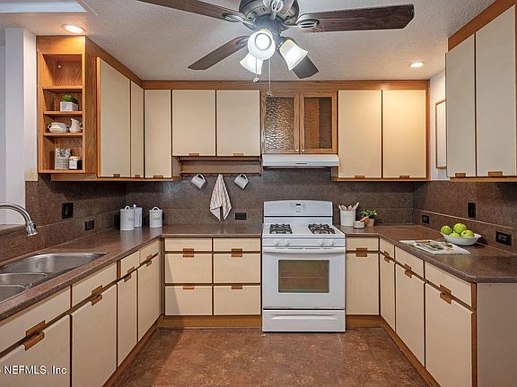 3rd image of 872 ALCALA Drive