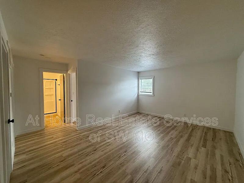 2 bed, 1.0 bath, $825 — Photo 3